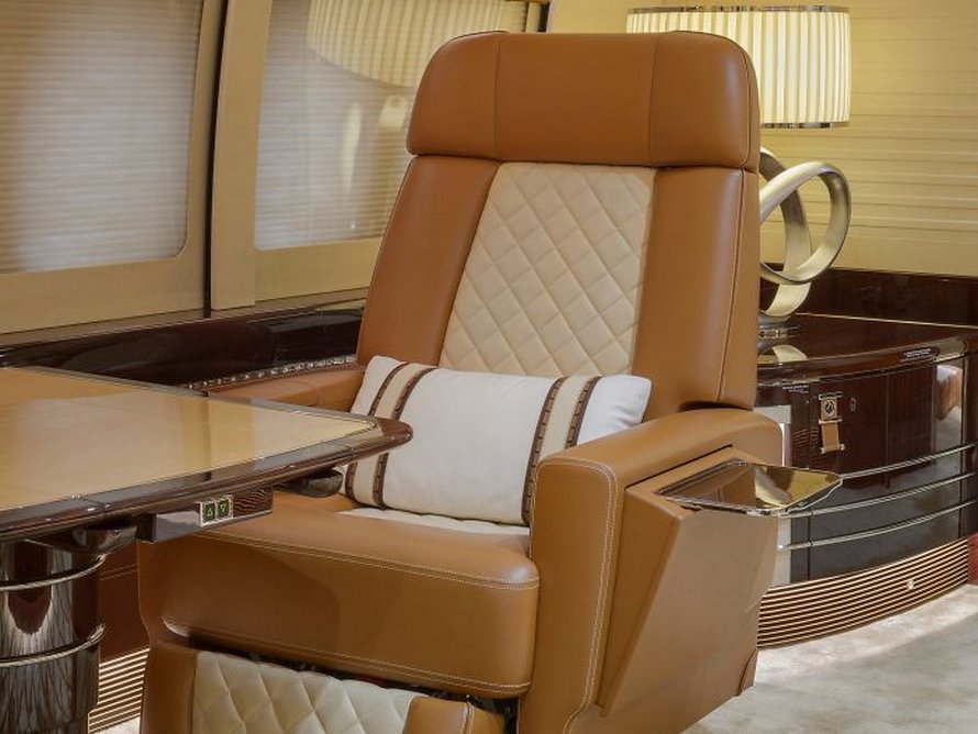 25 photos du plus grand jet privé au monde qui ressemble à un manoir volant