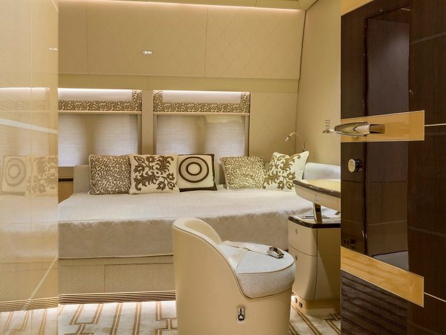 25 photos du plus grand jet privé au monde qui ressemble à un manoir volant