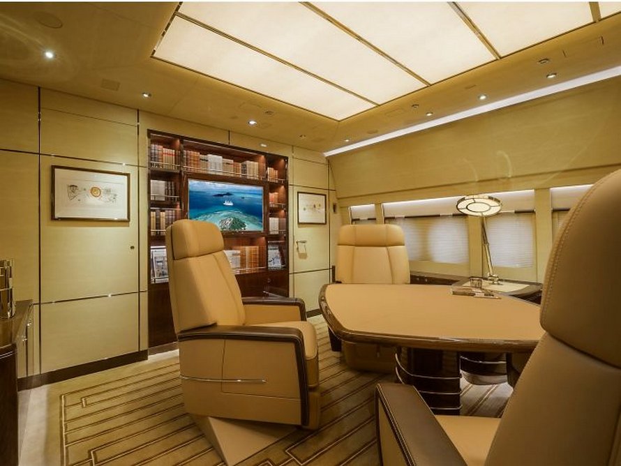 25 photos du plus grand jet privé au monde qui ressemble à un manoir volant