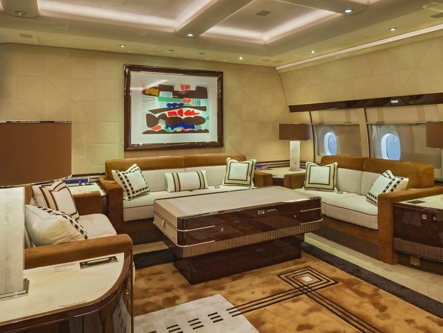 25 photos du plus grand jet privé au monde qui ressemble à un manoir volant