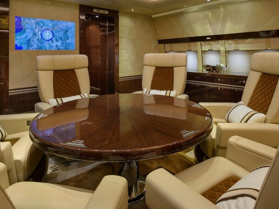 25 photos du plus grand jet privé au monde qui ressemble à un manoir volant