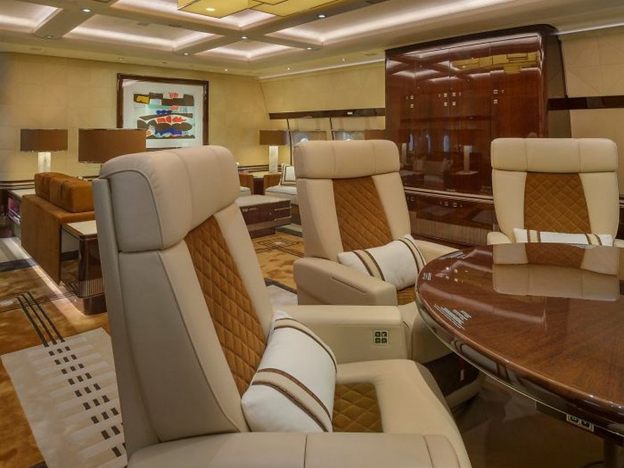 25 photos du plus grand jet privé au monde qui ressemble à un manoir volant