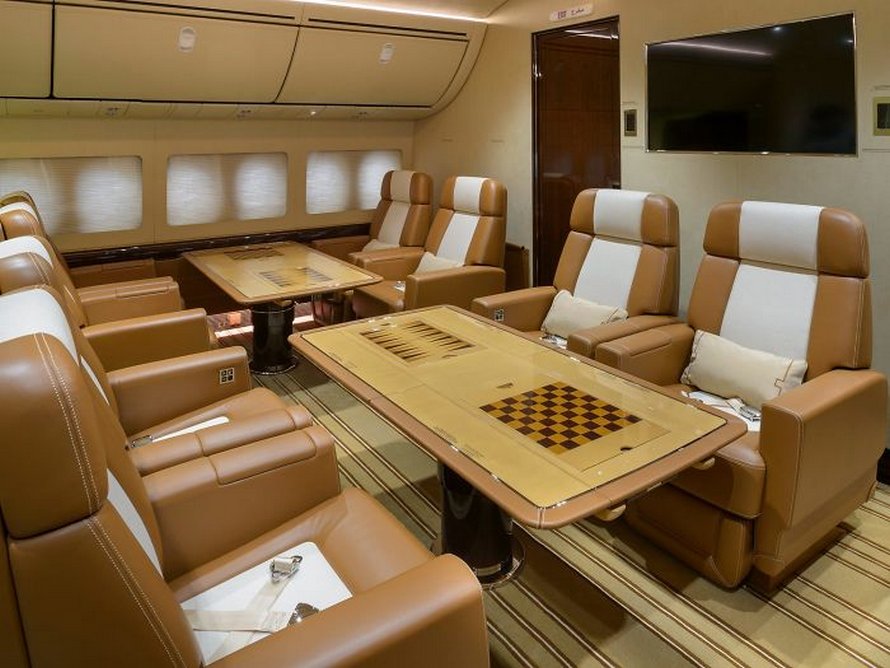 25 photos du plus grand jet privé au monde qui ressemble à un manoir volant