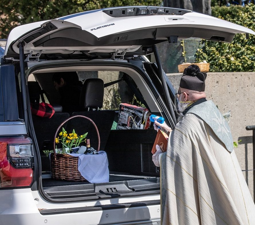 Des photos d’un prêtre qui bénit ses fidèles avec un pistolet à eau rempli d’eau bénite sont devenues virales