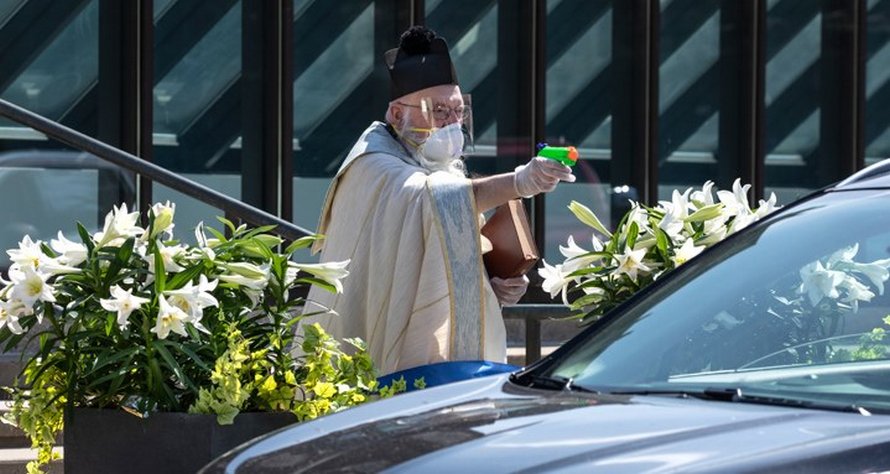 Des photos d’un prêtre qui bénit ses fidèles avec un pistolet à eau rempli d’eau bénite sont devenues virales