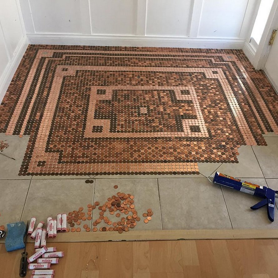 Une femme crée un magnifique sol en mosaïque avec 7500 pièces dans le cadre d’un projet de bricolage