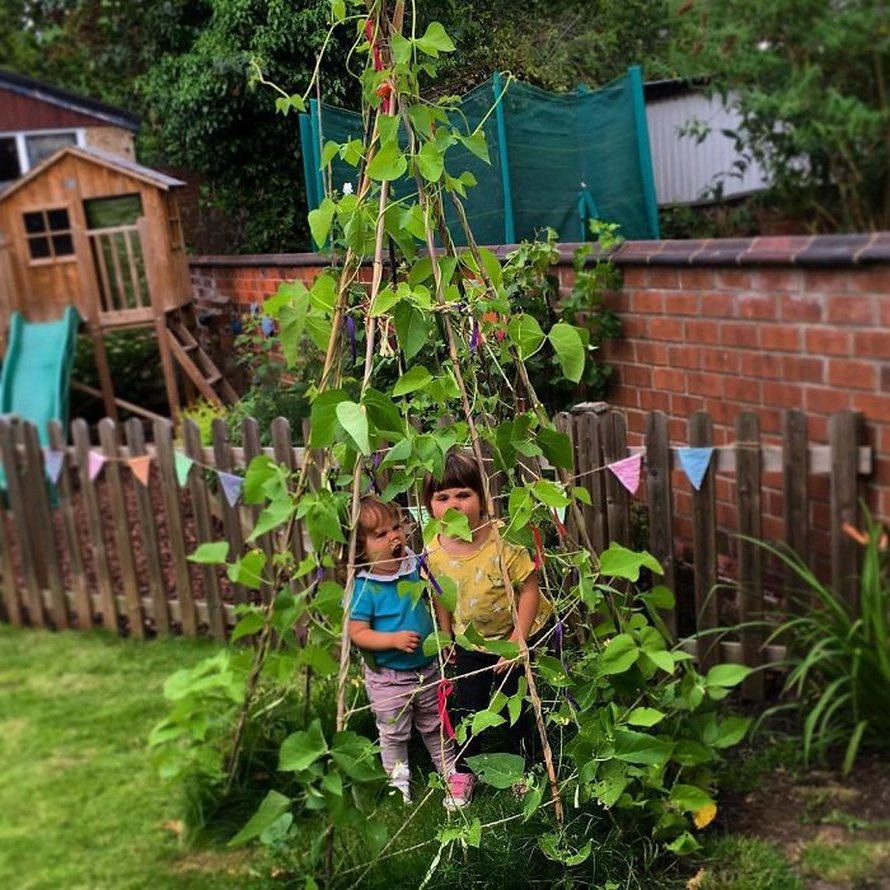 Des gens créent des tentes de jardin magiques avec des haricots pour leurs enfants et voici les 15 plus belles créations