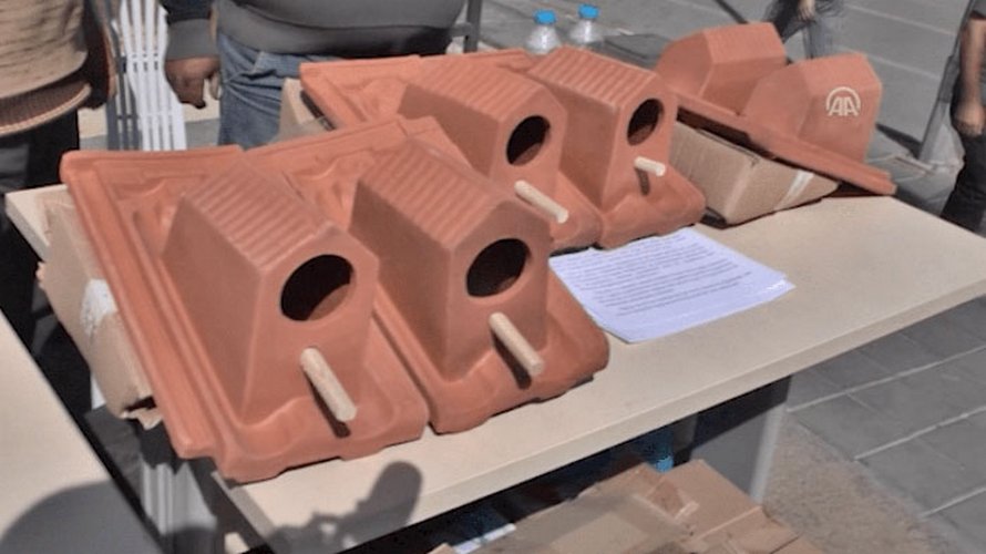 Ces tuiles à usages multiples fournissent également une maison aux oiseaux
