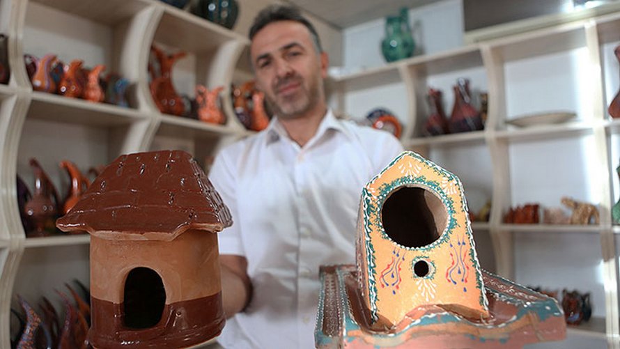 Ces tuiles à usages multiples fournissent également une maison aux oiseaux