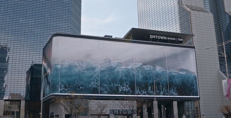 Cette vague massive déferlant dans un « aquarium » à Séoul est la plus grande illusion anamorphique du monde