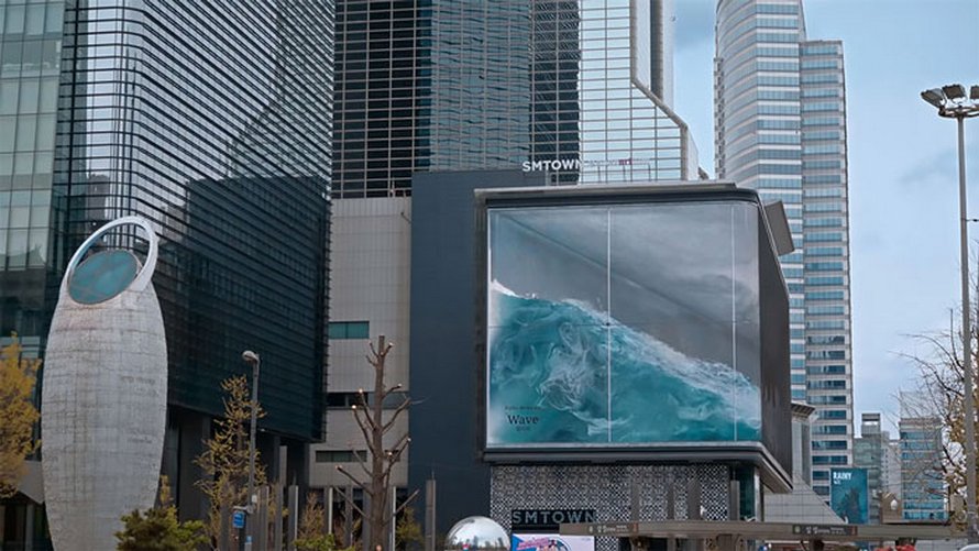 Cette vague massive déferlant dans un « aquarium » à Séoul est la plus grande illusion anamorphique du monde