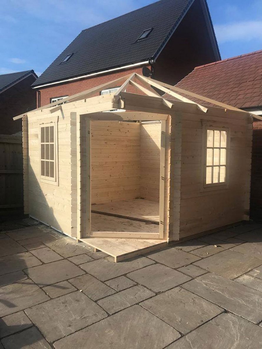 Un couple construit un petit bar dans son jardin et l’intérieur fait à la main émerveille les gens