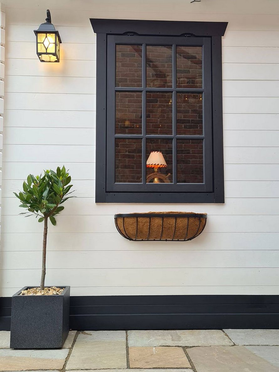Un couple construit un petit bar dans son jardin et l’intérieur fait à la main émerveille les gens