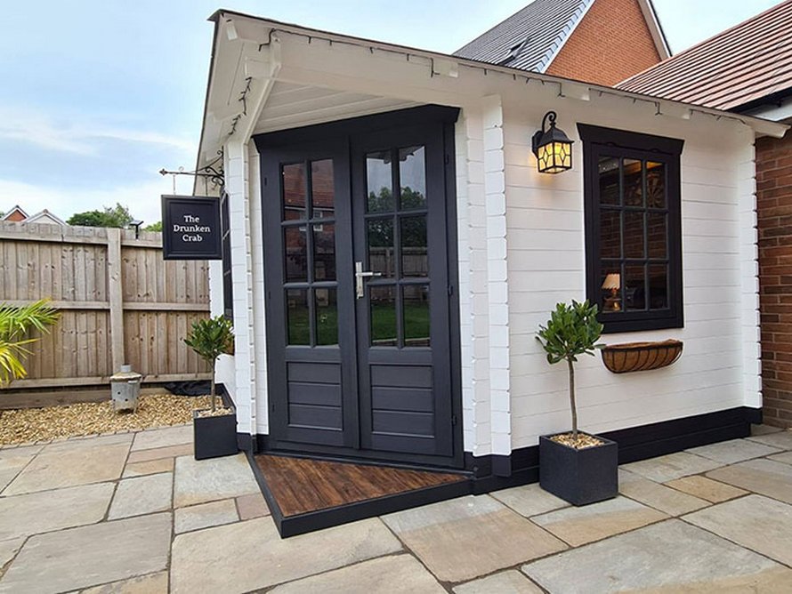 Un couple construit un petit bar dans son jardin et l’intérieur fait à la main émerveille les gens