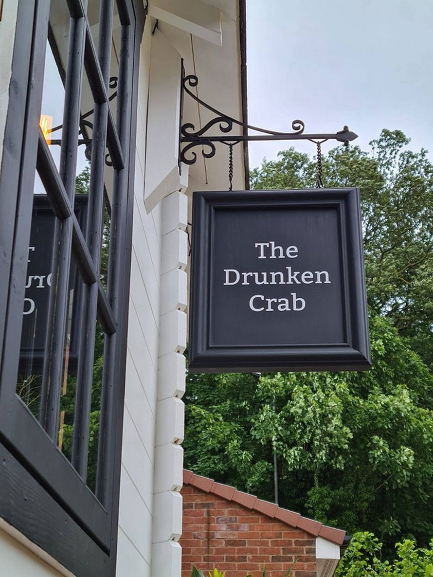 Un couple construit un petit bar dans son jardin et l’intérieur fait à la main émerveille les gens