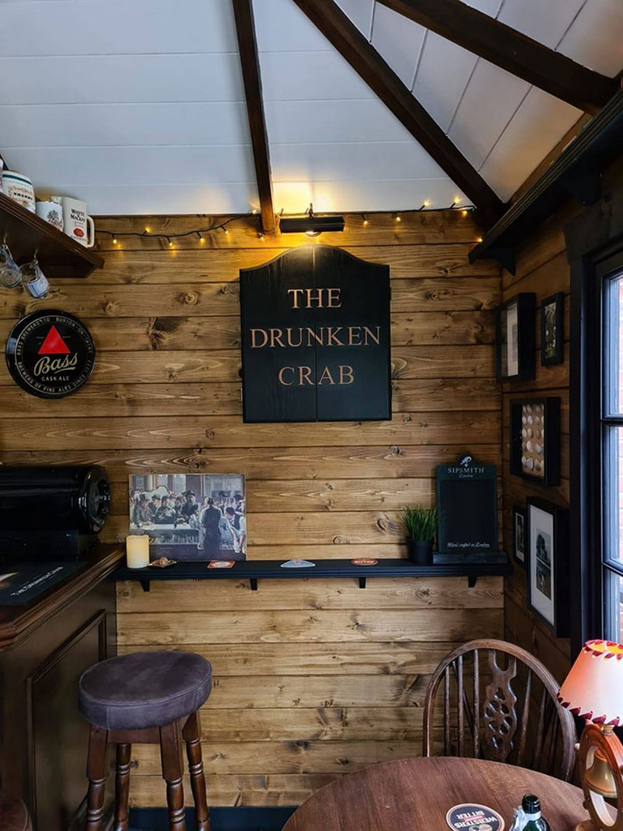 Un couple construit un petit bar dans son jardin et l’intérieur fait à la main émerveille les gens