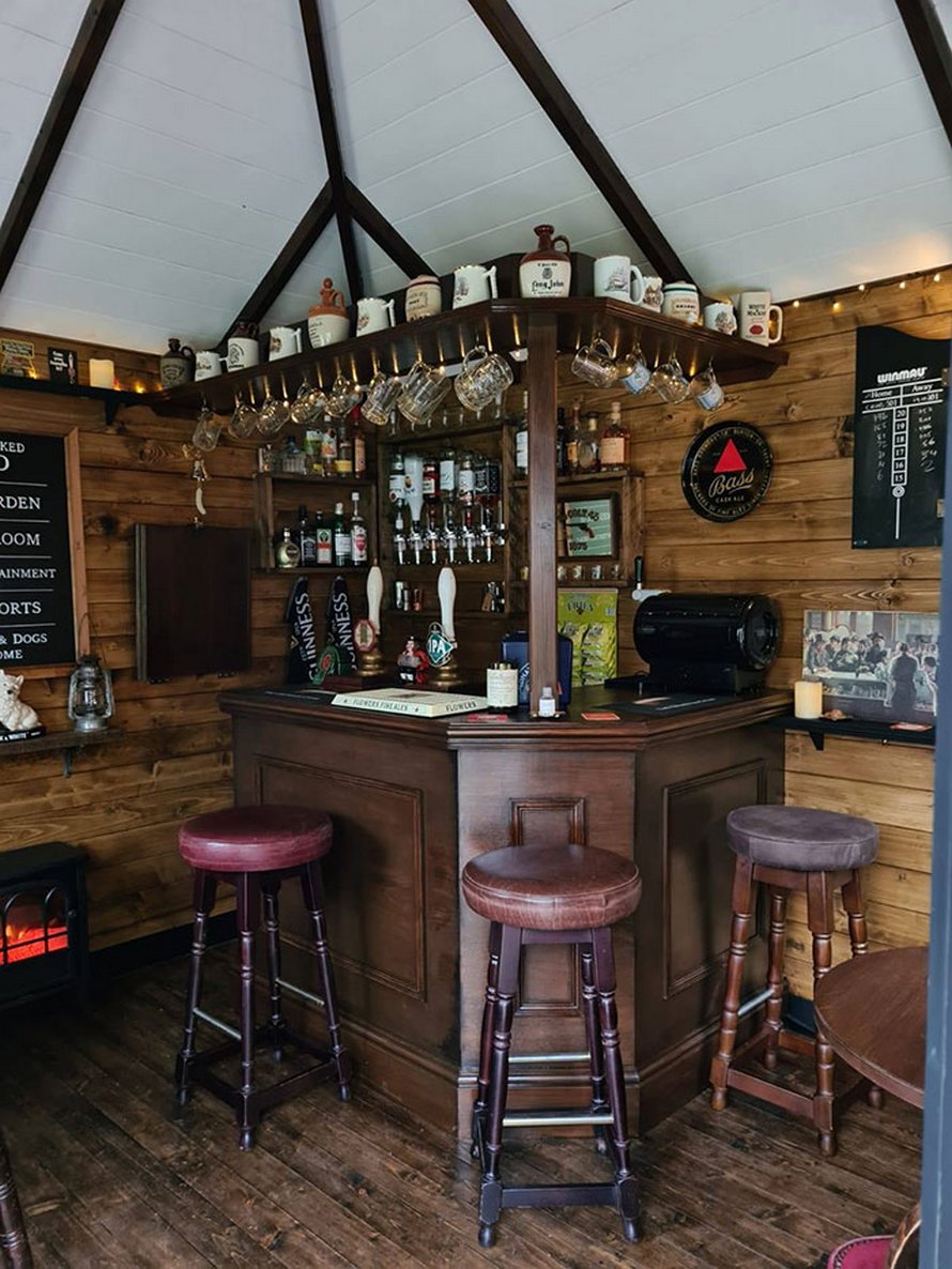 Un couple construit un petit bar dans son jardin et l’intérieur fait à la main émerveille les gens
