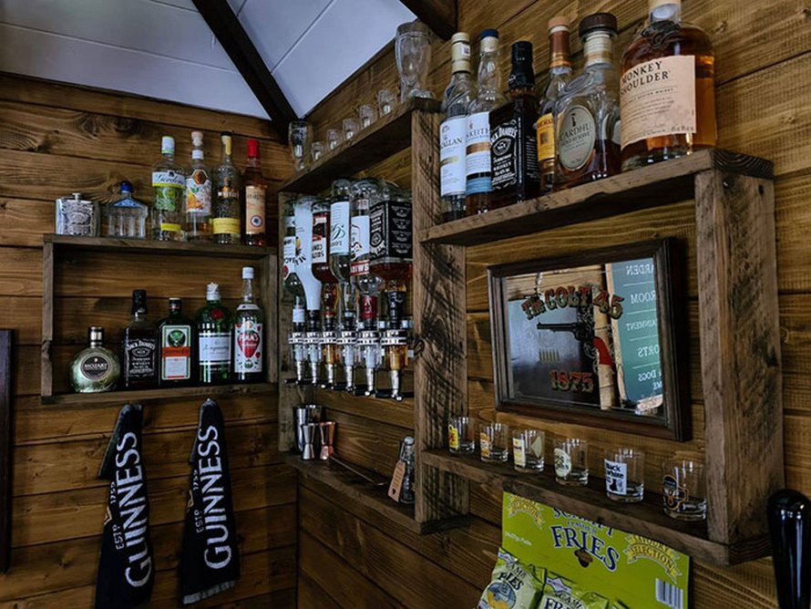 Un couple construit un petit bar dans son jardin et l’intérieur fait à la main émerveille les gens