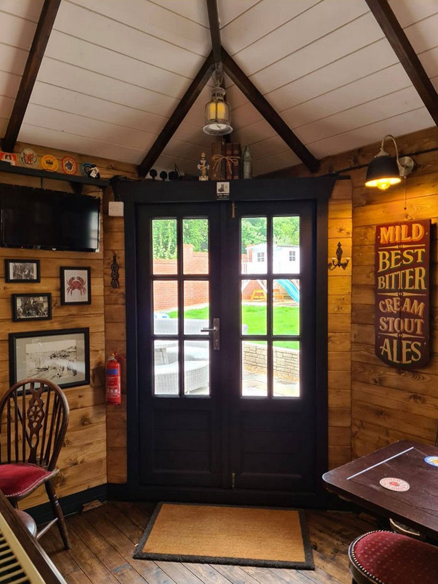Un couple construit un petit bar dans son jardin et l’intérieur fait à la main émerveille les gens
