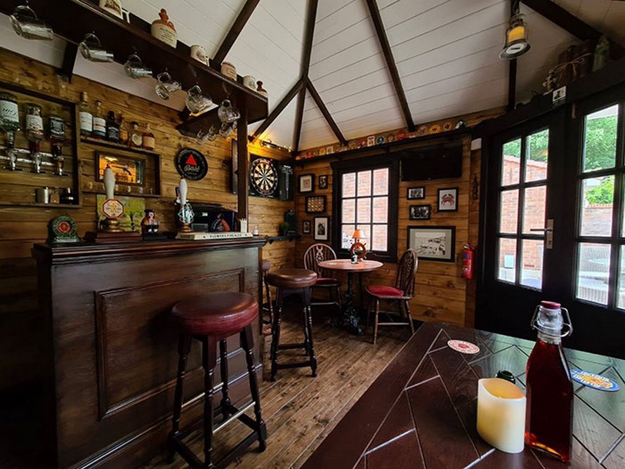 Un couple construit un petit bar dans son jardin et l’intérieur fait à la main émerveille les gens
