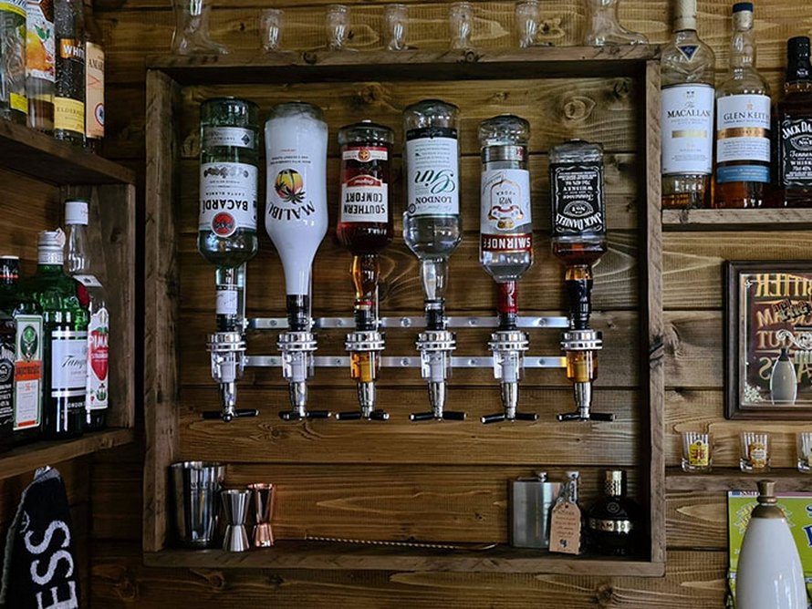 Un couple construit un petit bar dans son jardin et l’intérieur fait à la main émerveille les gens