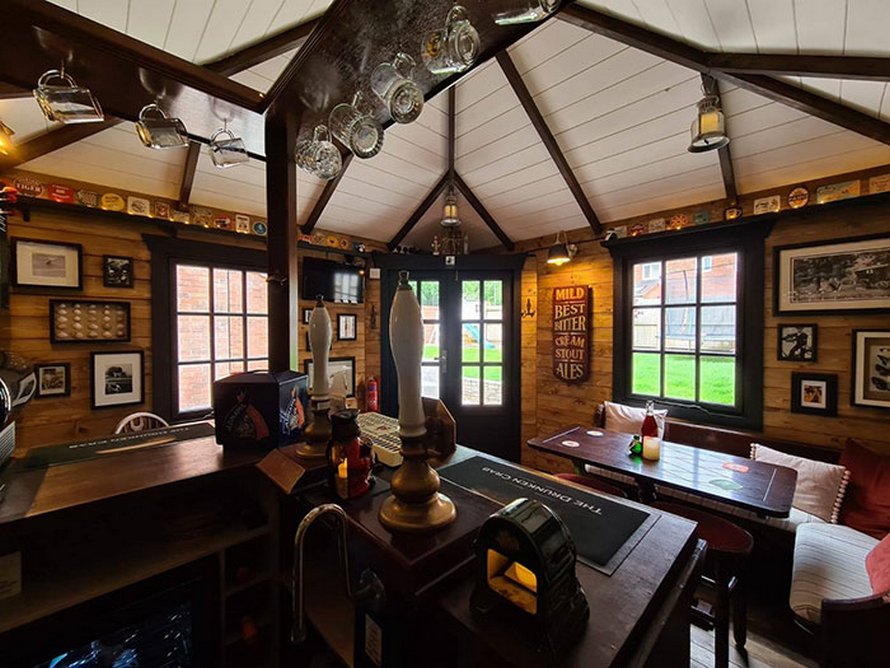 Un couple construit un petit bar dans son jardin et l’intérieur fait à la main émerveille les gens