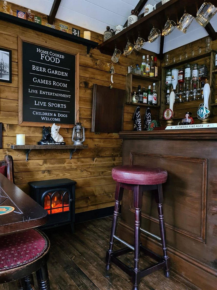Un couple construit un petit bar dans son jardin et l’intérieur fait à la main émerveille les gens
