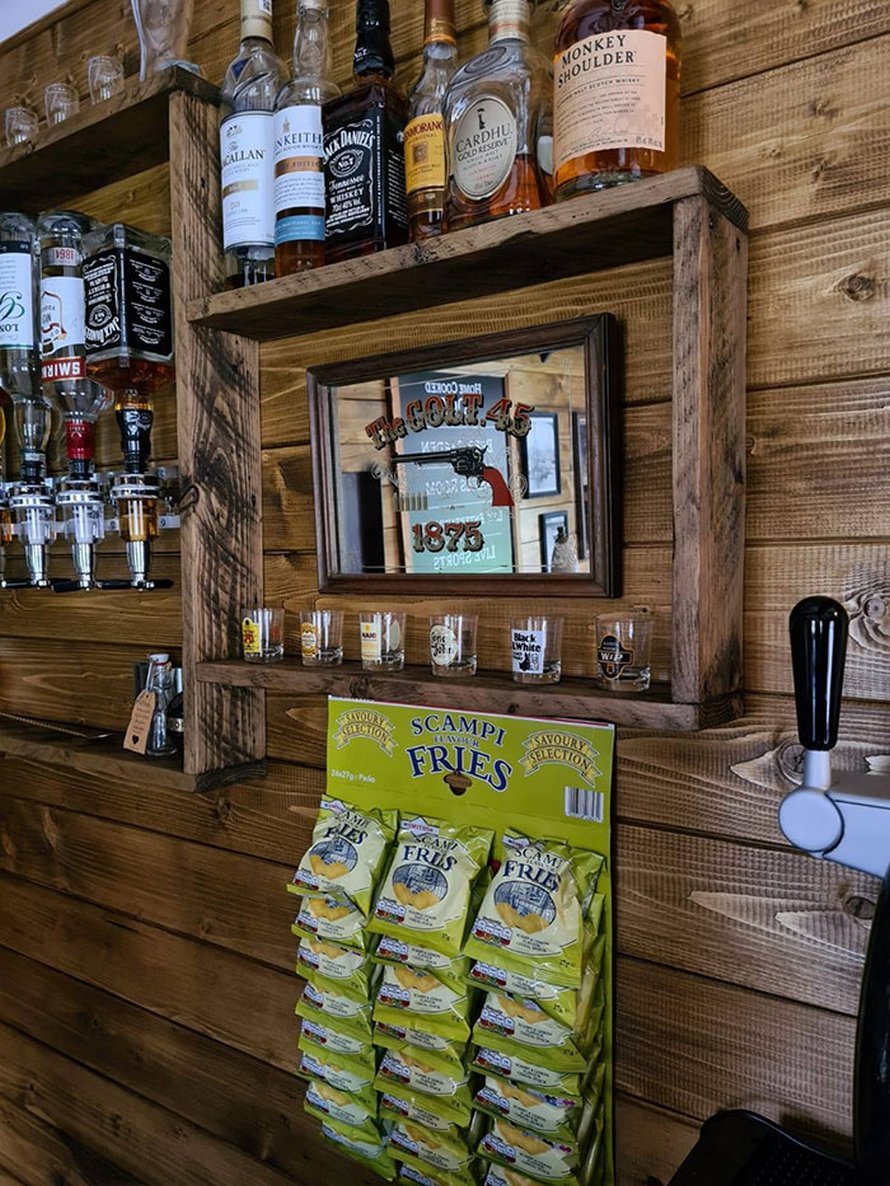 Un couple construit un petit bar dans son jardin et l’intérieur fait à la main émerveille les gens