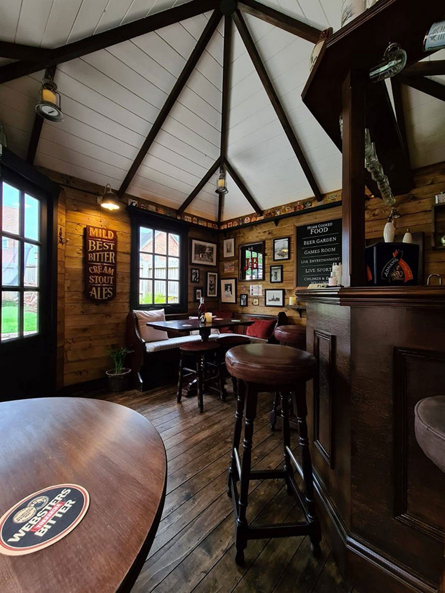Un couple construit un petit bar dans son jardin et l’intérieur fait à la main émerveille les gens