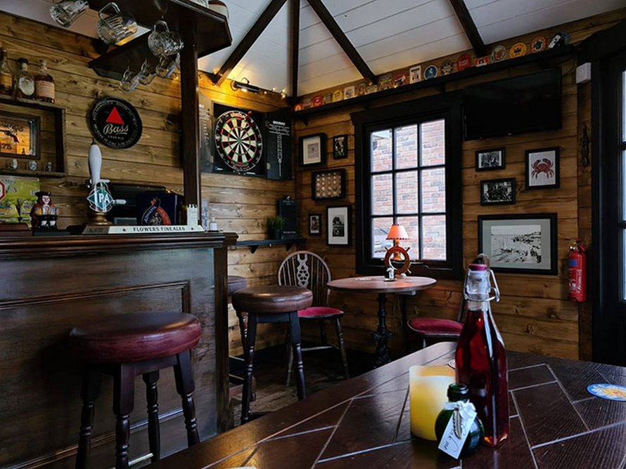 Un couple construit un petit bar dans son jardin et l’intérieur fait à la main émerveille les gens