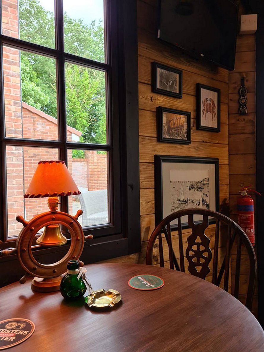 Un couple construit un petit bar dans son jardin et l’intérieur fait à la main émerveille les gens