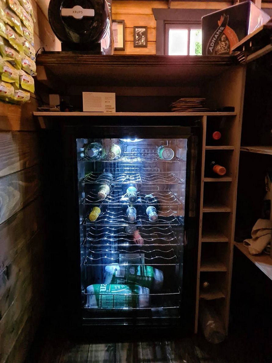 Un couple construit un petit bar dans son jardin et l’intérieur fait à la main émerveille les gens