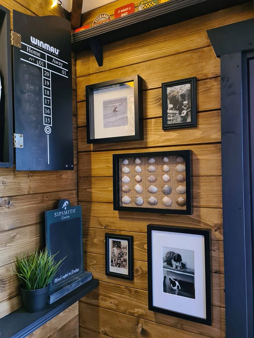Un couple construit un petit bar dans son jardin et l’intérieur fait à la main émerveille les gens