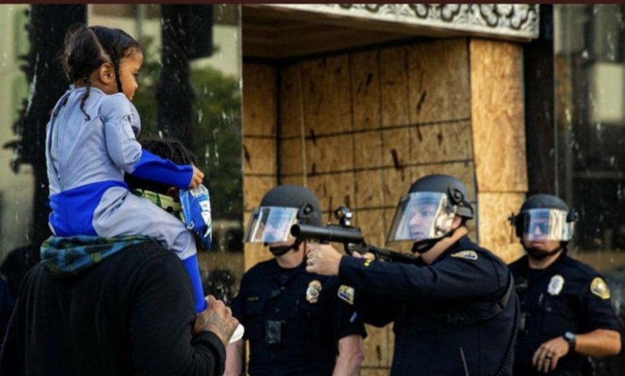 Le FBI demande aux gens d’envoyer des preuves de violence lors des manifestations et ils reçoivent des vidéos et des photos de violence policière
