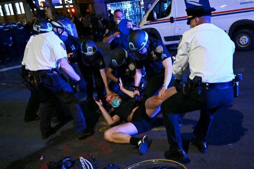 Le FBI demande aux gens d’envoyer des preuves de violence lors des manifestations et ils reçoivent des vidéos et des photos de violence policière