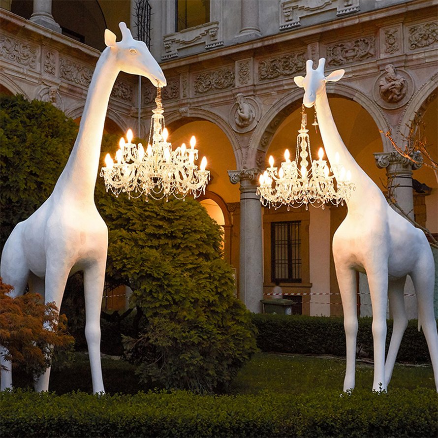 Tu peux acheter une girafe de 4 mètres en fibre de verre pour suspendre ton lustre