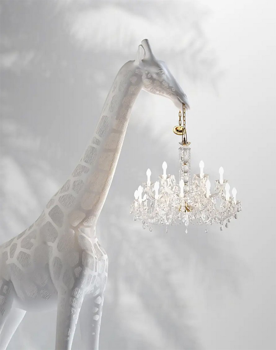 Tu peux acheter une girafe de 4 mètres en fibre de verre pour suspendre ton lustre