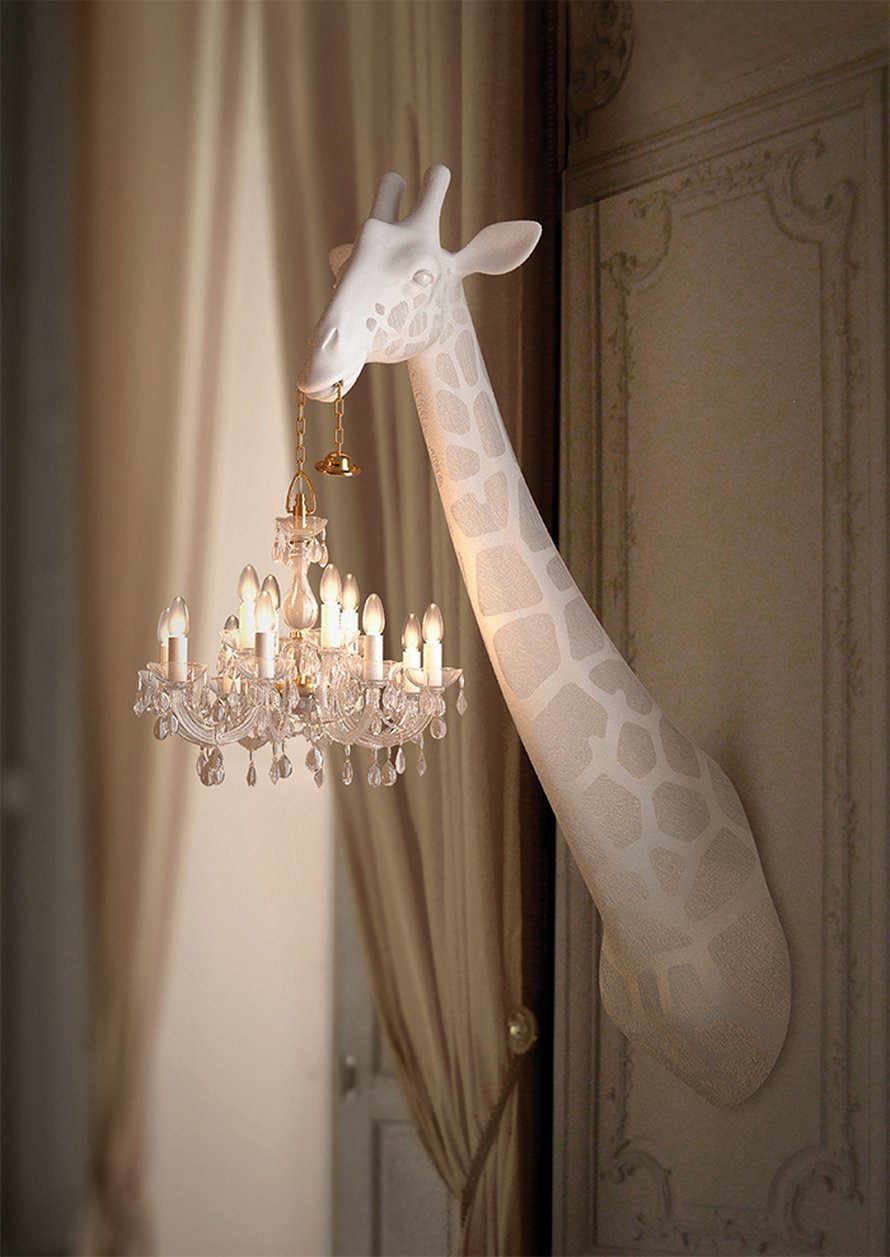 Tu peux acheter une girafe de 4 mètres en fibre de verre pour suspendre ton lustre