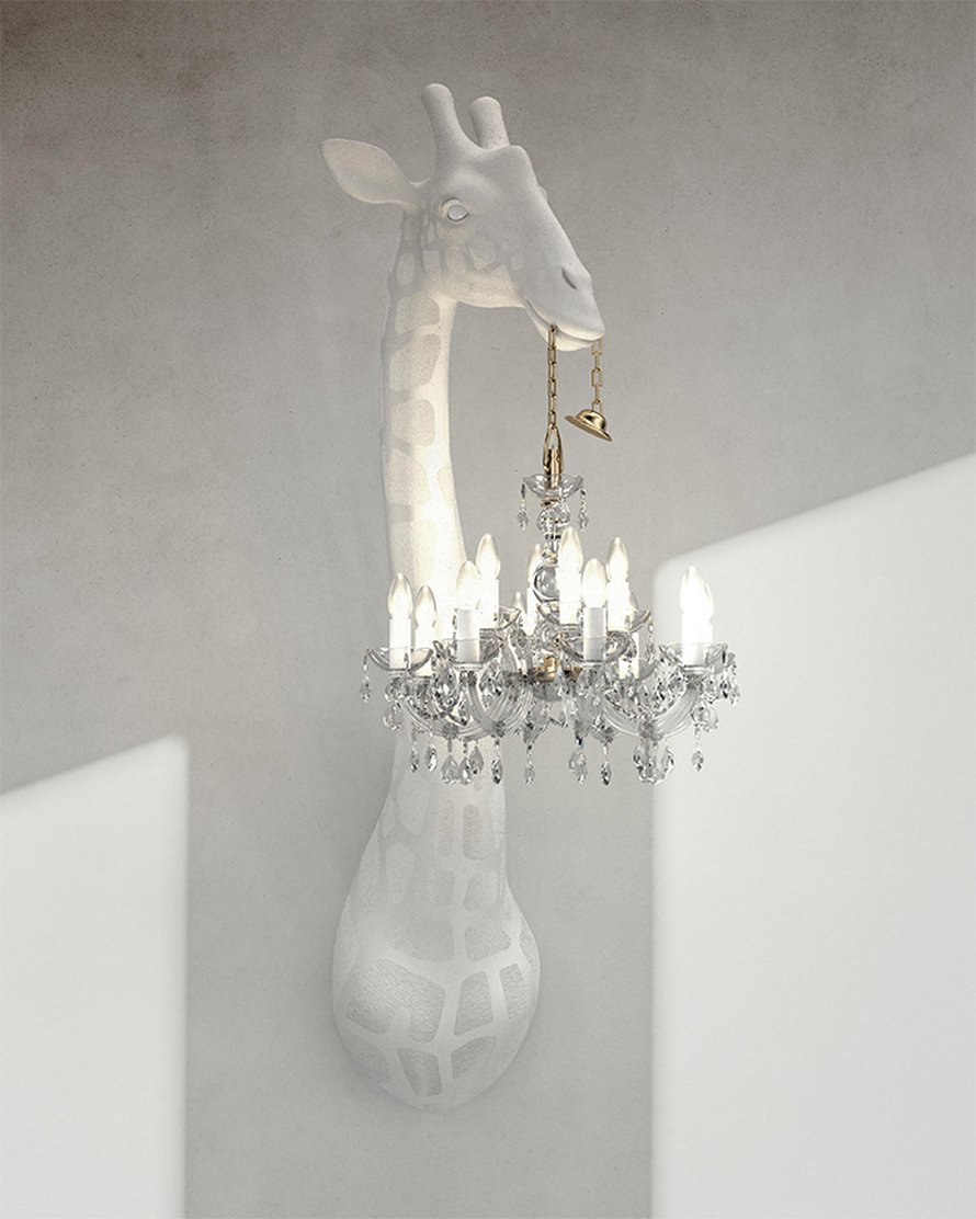 Tu peux acheter une girafe de 4 mètres en fibre de verre pour suspendre ton lustre