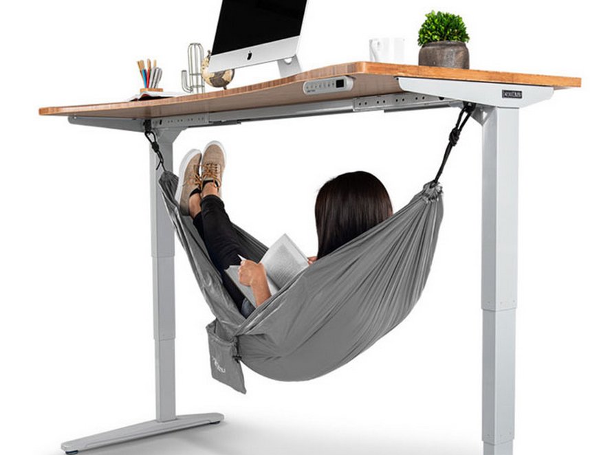 Ce hamac de bureau permet aux employés de prendre des pauses relaxes au travail