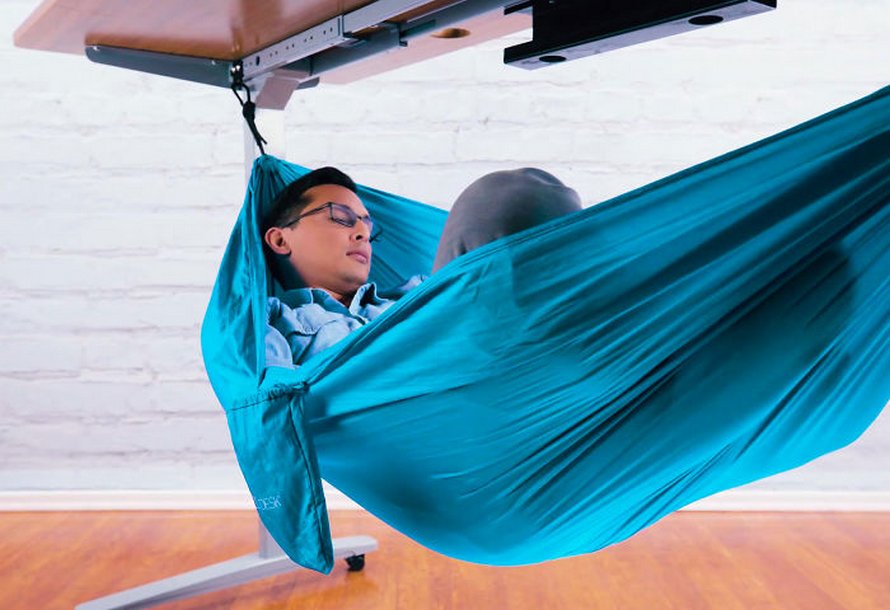 Ce hamac de bureau permet aux employés de prendre des pauses relaxes au travail