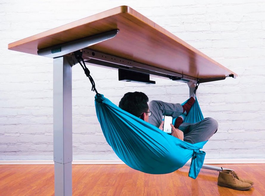 Ce hamac de bureau permet aux employés de prendre des pauses relaxes au travail