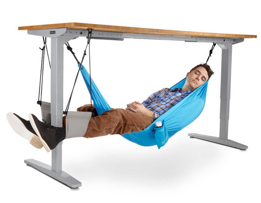 Ce hamac de bureau permet aux employés de prendre des pauses relaxes au travail