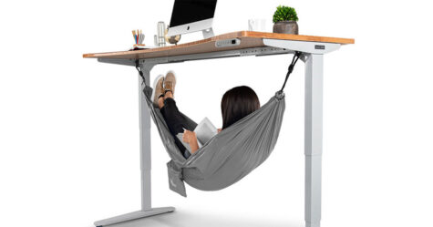 Ce hamac de bureau permet aux employés de prendre des pauses relaxes au travail