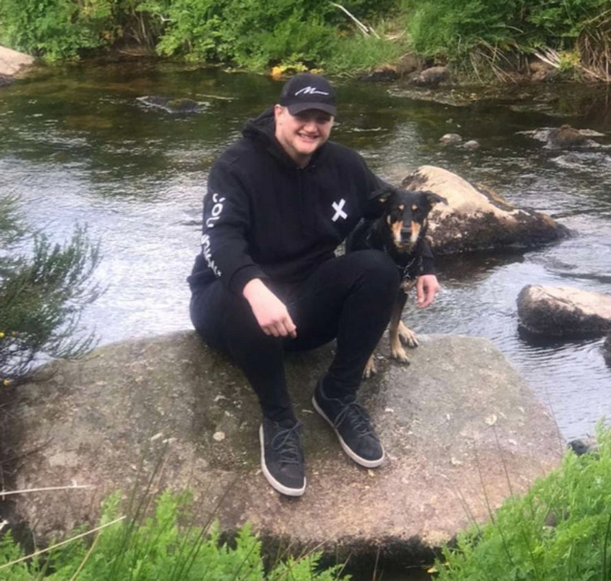 Un homme se met en sous-vêtements pour aller chercher une chienne qui refuse de quitter la fontaine