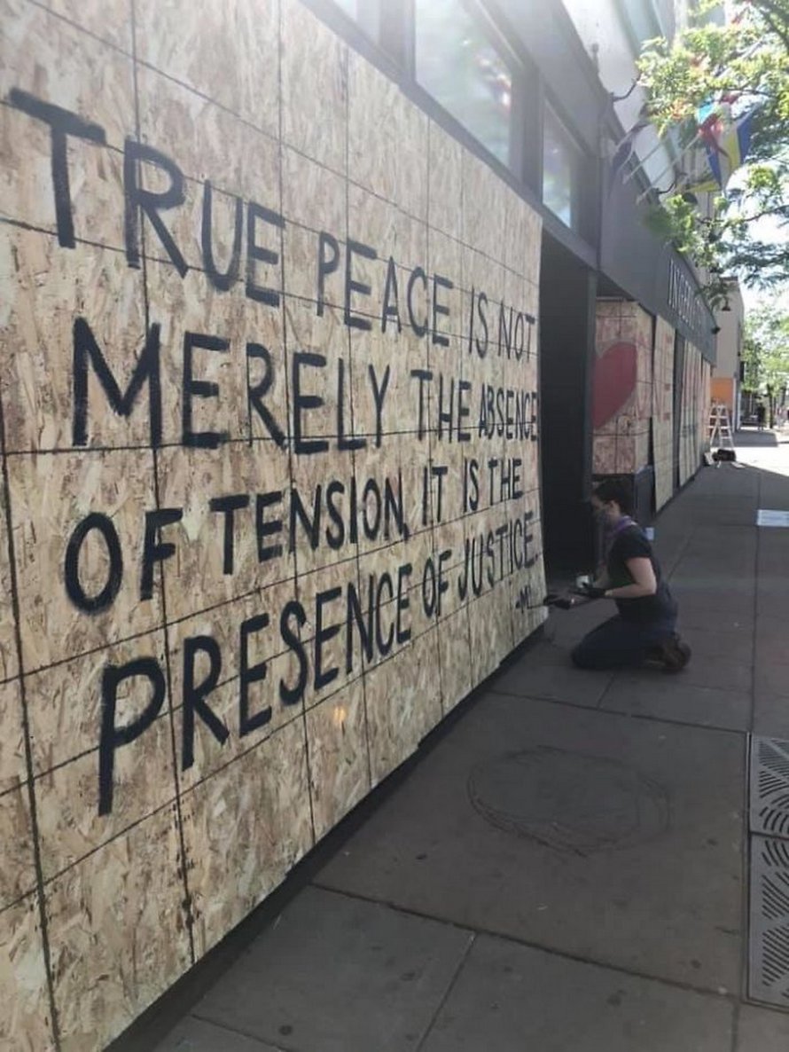 Ces photos de manifestants solitaires sont devenues virales pour montrer qu’aucune voix n’est trop petite