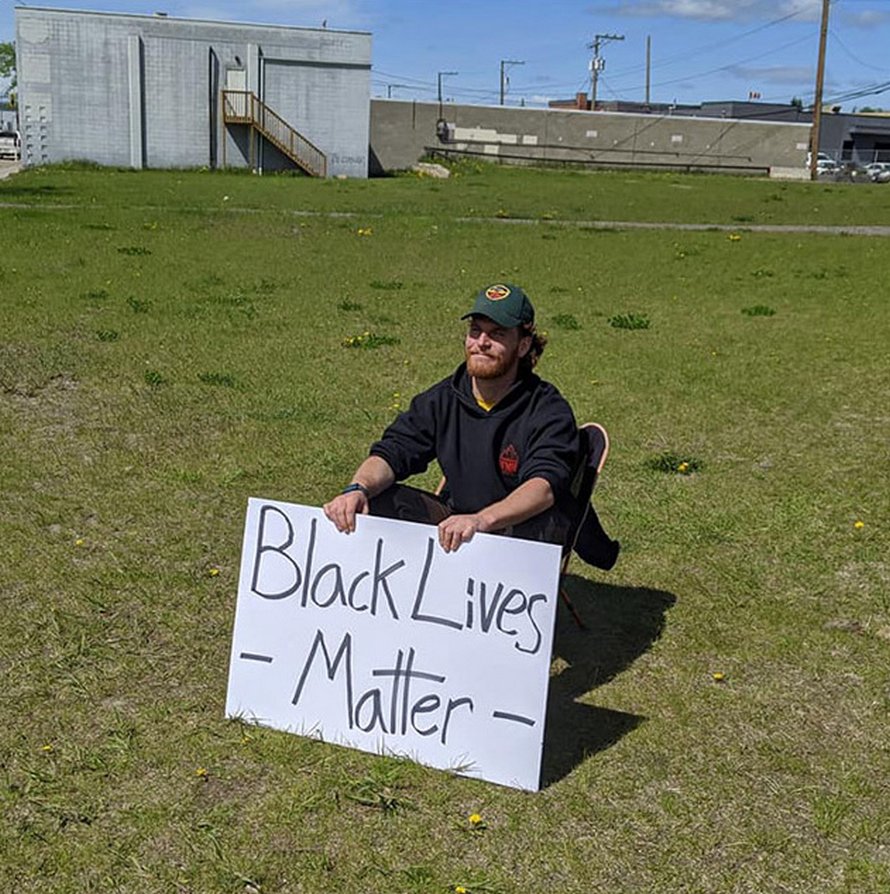 Ces photos de manifestants solitaires sont devenues virales pour montrer qu’aucune voix n’est trop petite