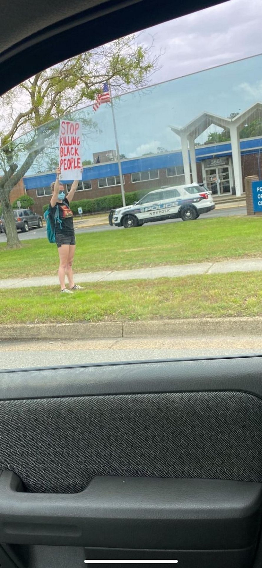 Ces photos de manifestants solitaires sont devenues virales pour montrer qu’aucune voix n’est trop petite