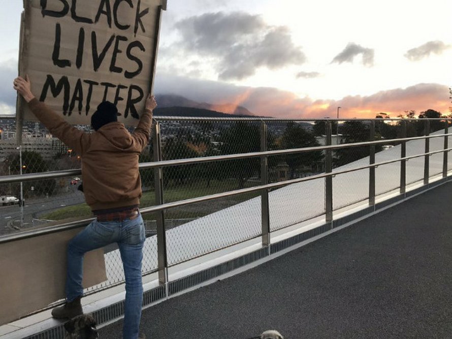 Ces photos de manifestants solitaires sont devenues virales pour montrer qu’aucune voix n’est trop petite