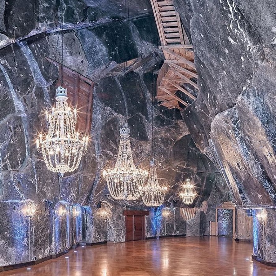 Il y a une mine de sel en Pologne avec des lacs souterrains, des chapelles et des lustres de sel et ces 30 photos semblent irréelles